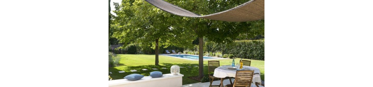 Différents meubles, accessoires et outillages de jardin
