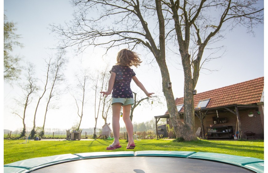 Installer un trampoline dans son jardin pour les enfants : comment faire ?